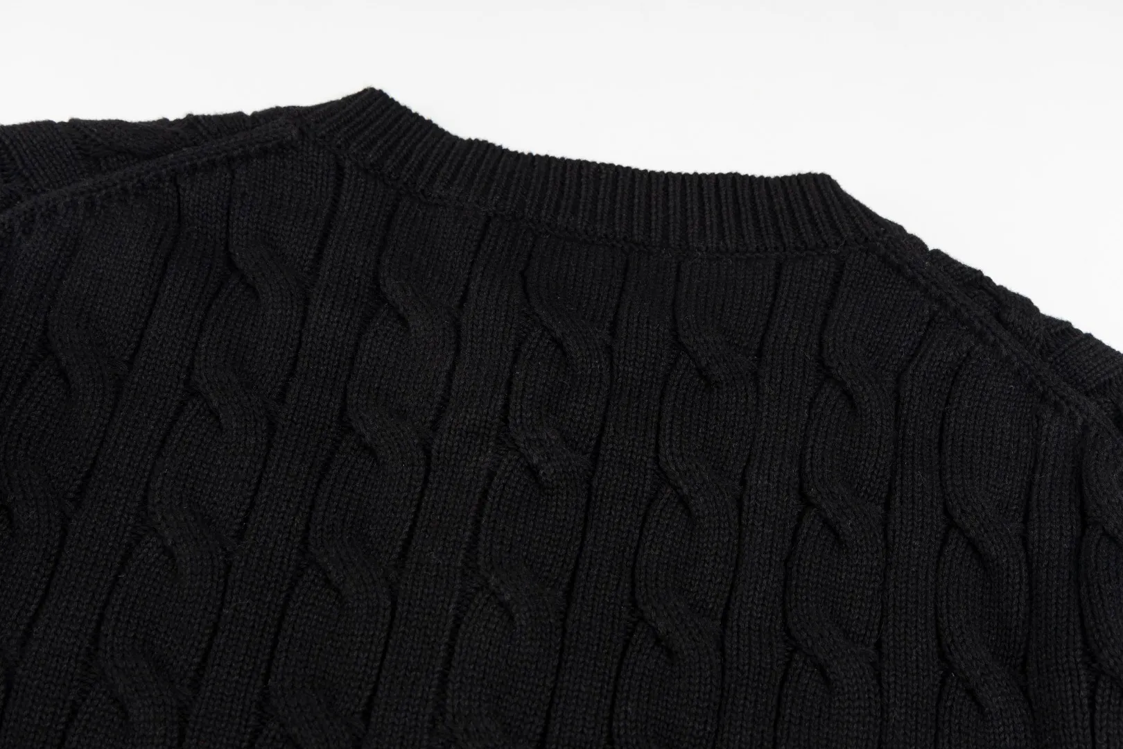P230 #R93 RALPH LAUREN Ralph Lauren twelve colors classic small label embroidery logo seven-button knitted cable cardigan sweater women's top, high-density LOGO embroidery on the chest, original customization of tag accessories. Made of pure cotton yarn, pure cotton is skin-friendly and comfortable, small label war horse embroidered twist button cardigan sweater 🐎 high quality, follow the blogger to learn how to wear it! Let’s buy a Ralph Lauren cable sweater. It’s a super hard-to-find series after it became popular. It’s hard to find one on the official website. It’s simple and practical to wear, with a lazy and loose feel. The thickened fabric has more texture, feels soft and delicate, and has a loose fit. Whether worn alone or layered, you can wear different styles of fashion with just one piece!   Size:
